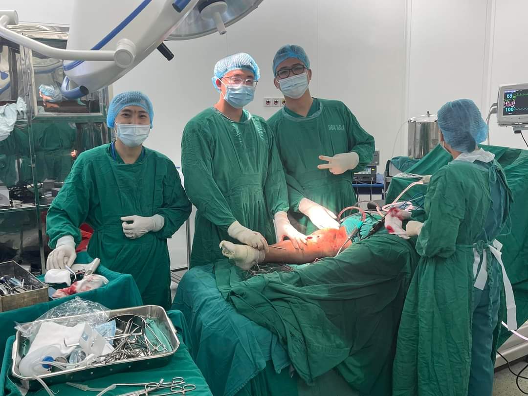 A group of surgeons in a operating room
Description automatically generated with low confidence