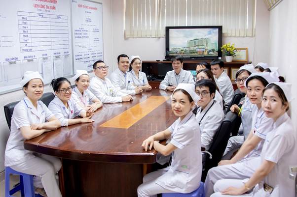 Ảnh có chứa trang phục, người, trong nhà, tường
Mô tả được tạo tự động