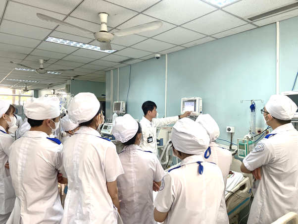 Ảnh có chứa trang phục, trong nhà, người, phòng
Mô tả được tạo tự động