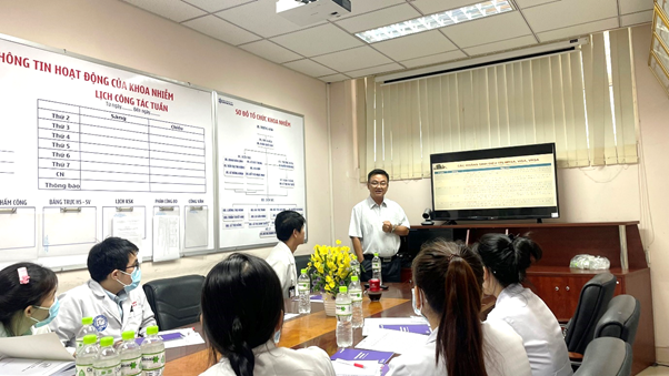 Ảnh có chứa văn bản, trong nhà, trang phục, người
Mô tả được tạo tự động